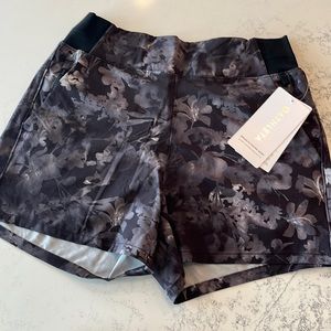 Athleta Brooklyn Printed Short, size 4